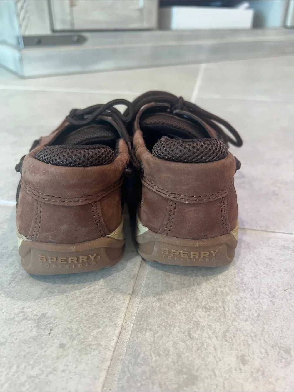 • Sperry Brown Kids Moccasin Boat Shoes with White Stitching, size 3 •